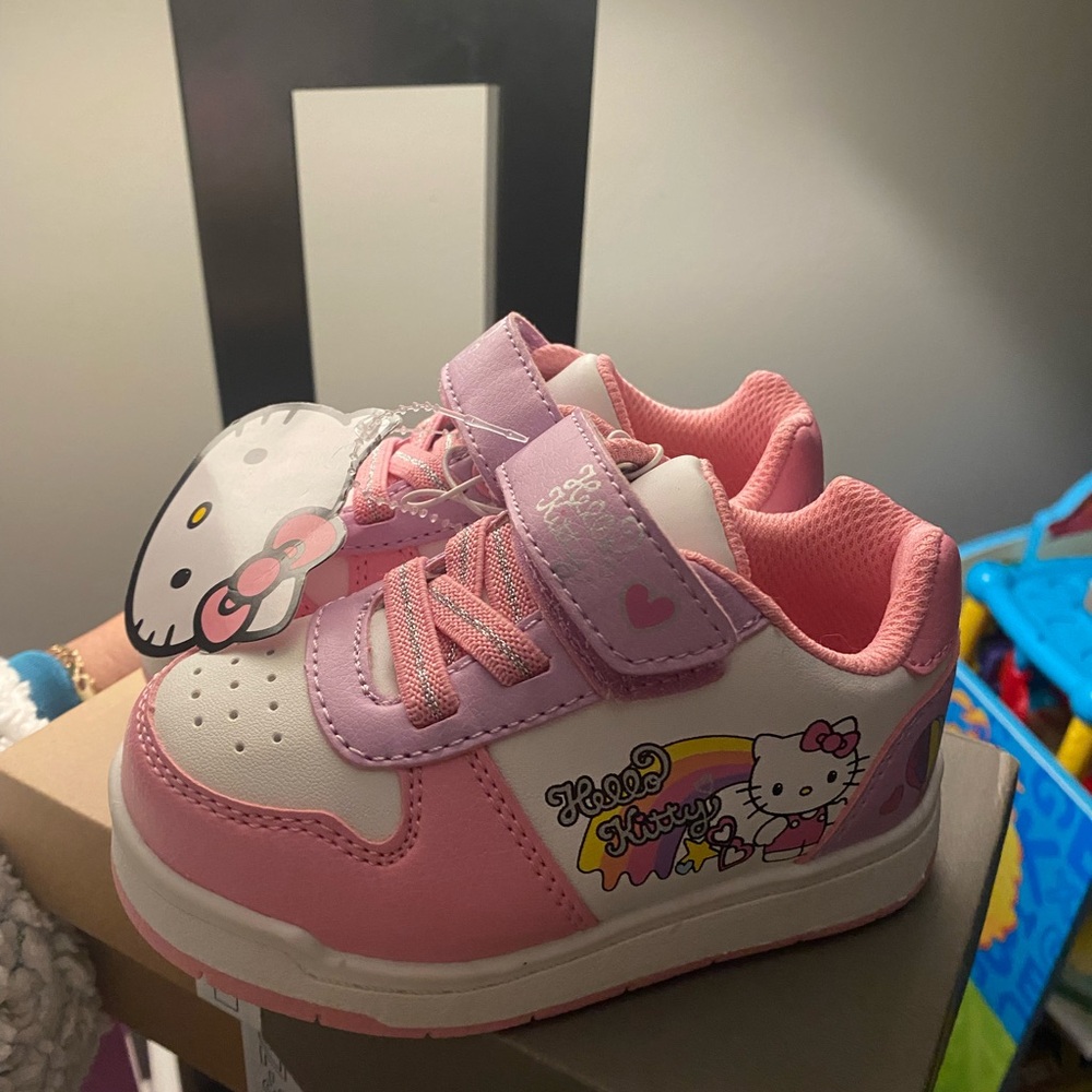 Hello Kitty Shoes 💖 - Picture 6 of 6